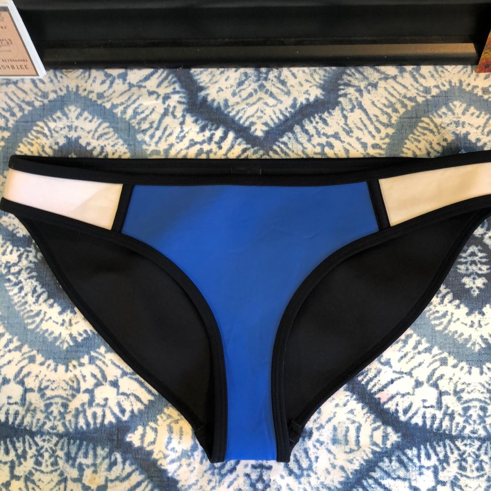 Triangl Baiting suit bottoms!💕